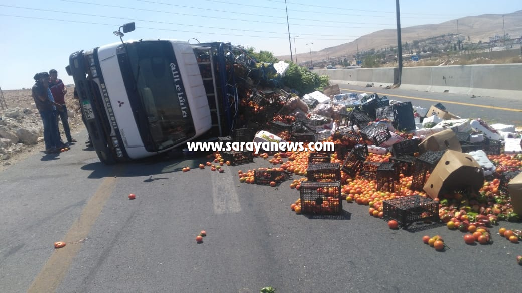 بالصور : انقلاب شاحنة محملة بالخضار على طريق الـ 100