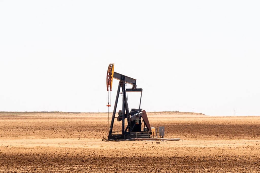 النفط يهبط بأكثر من 5% بفعل تهدئة أميركية إيرانية