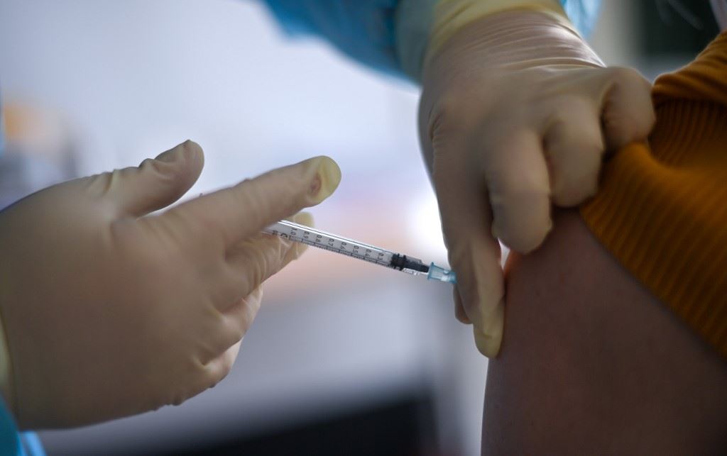 الغذاء و الدواء تنفذ حملة بالتعاون مع الأزمات لتطعيم العاملين لديها 