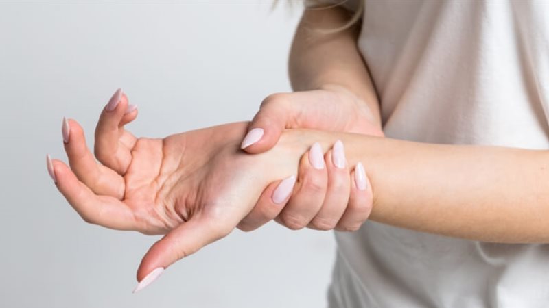 لماذا ترتعش يداك؟ 6 أسباب وراء رعشة اليدين وطرق تقليلها