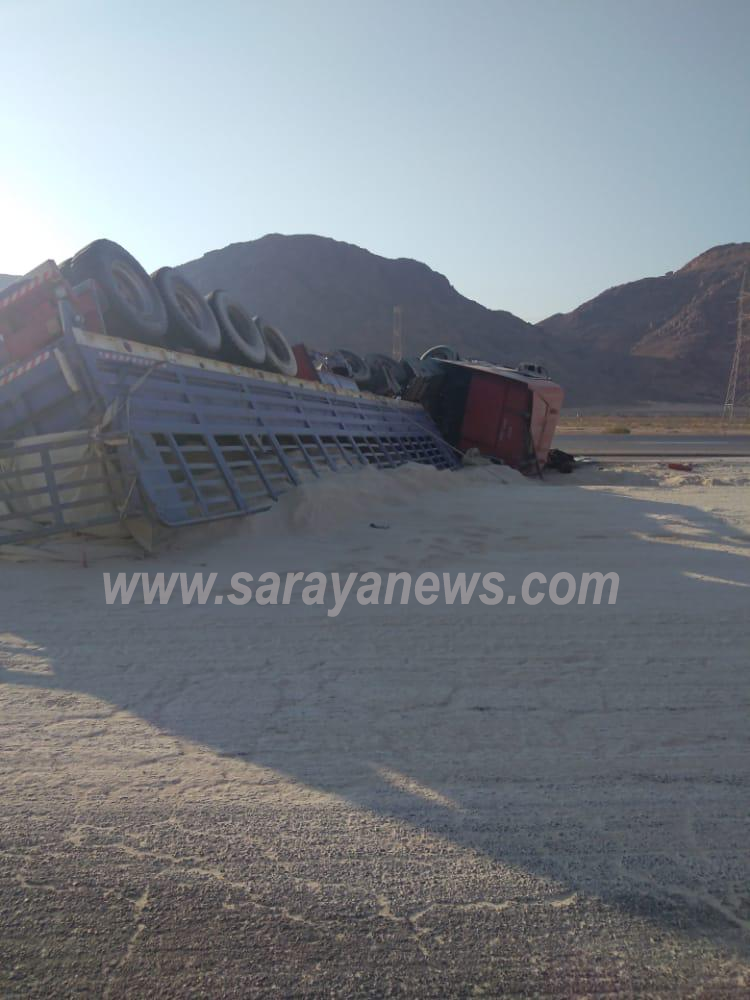  بالصور  ..  انقلاب شاحنة فوسفات و إغلاق جزئي للطريق الصحراوي 