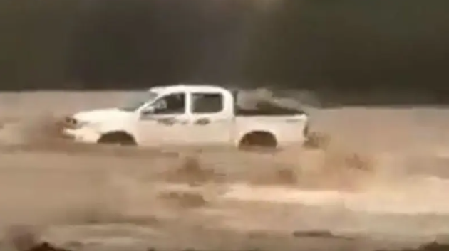 مشاهد تفطر القلوب ..  وفاة 4 أطفال غرقاً أمام أعين والدهم في سيول بمنطقة جازان السعودية