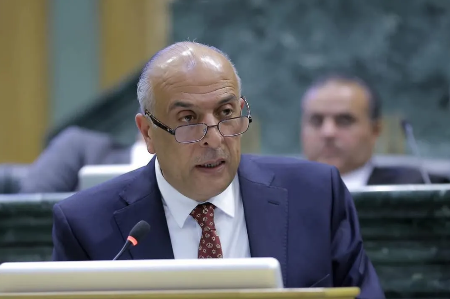 النائب بني ملحم: سكرتيرة بهيئة حكومية تتقاضى 4 آلاف دينار وسيارة رسمية 