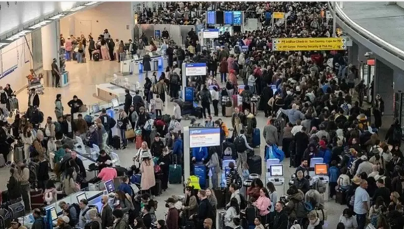 مشجعو كأس العالم يواجهون "وضعاً خطيراً" في مطارات أميركا