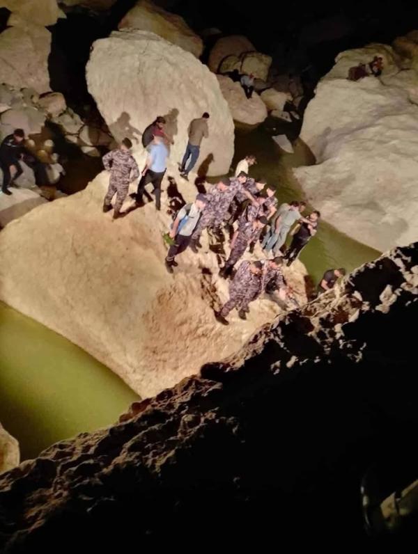 نزهة تنتهي بمأساة في الكرك ..  غرق فتى في وادي الموجب وإنقاذ آخر