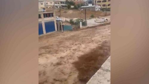 مياه الامطار تداهم منزلا في منطقة ابو الزيغان بمحافظة الزرقاء 
