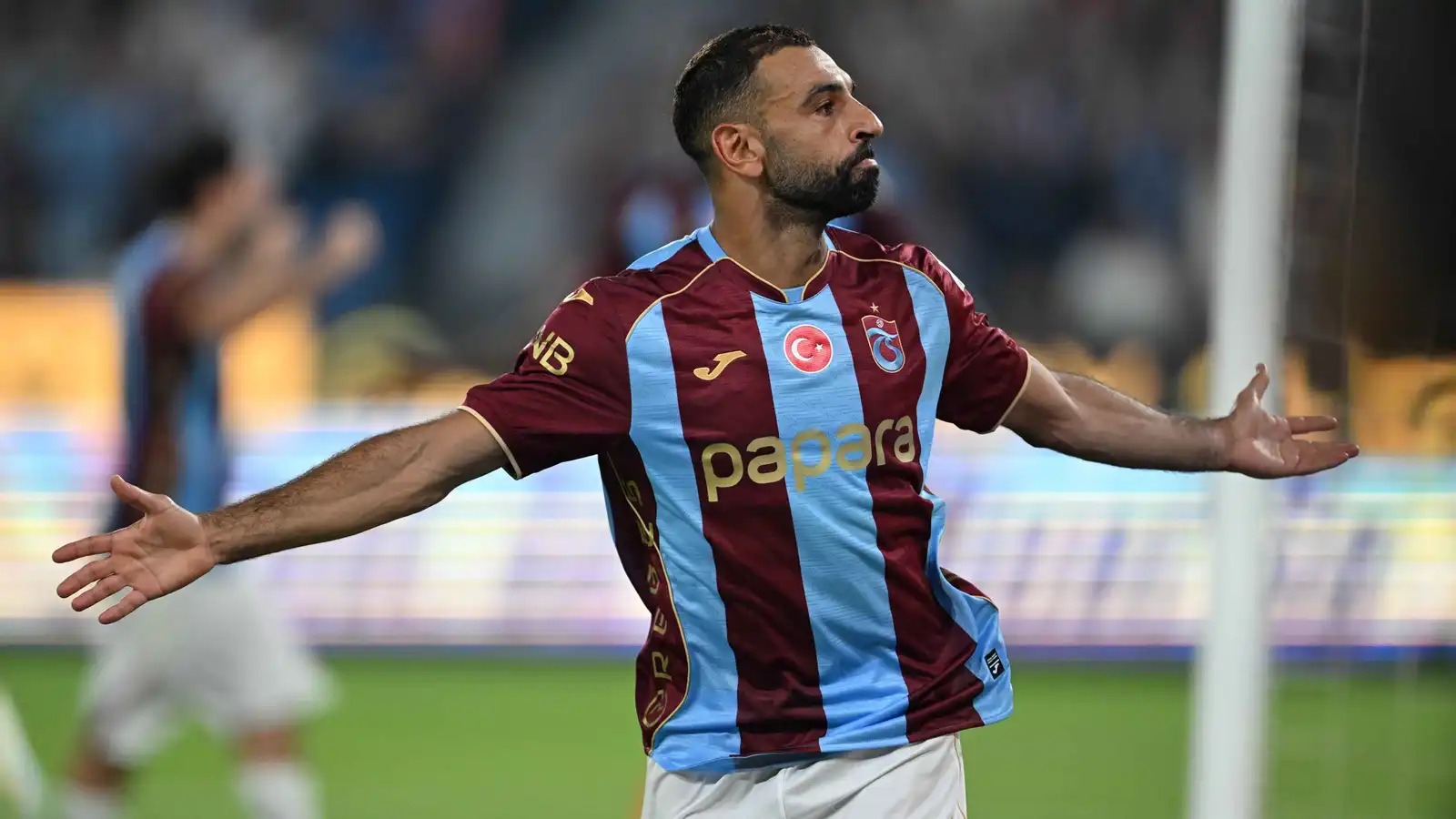 في المطار ..  مشجع يفاجئ محمد صلاح بهدية رائعة (فيديو) 