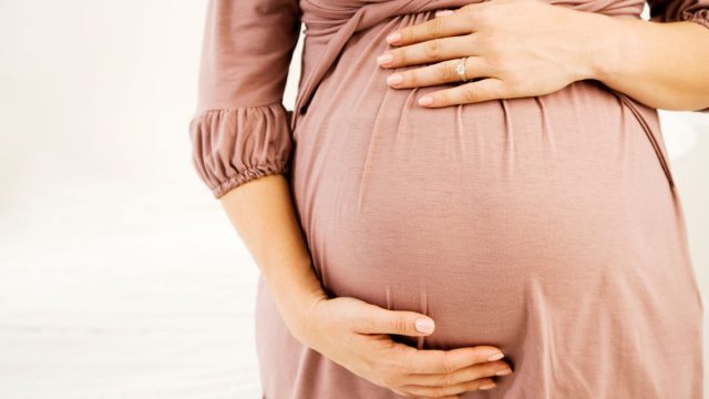 بطريقة غريبة وبشعة  .. سرقة جنين من بطن أمه 