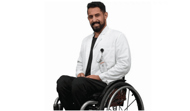 طبيب سعودي يعالج المرضى من كرسيه المتحرك