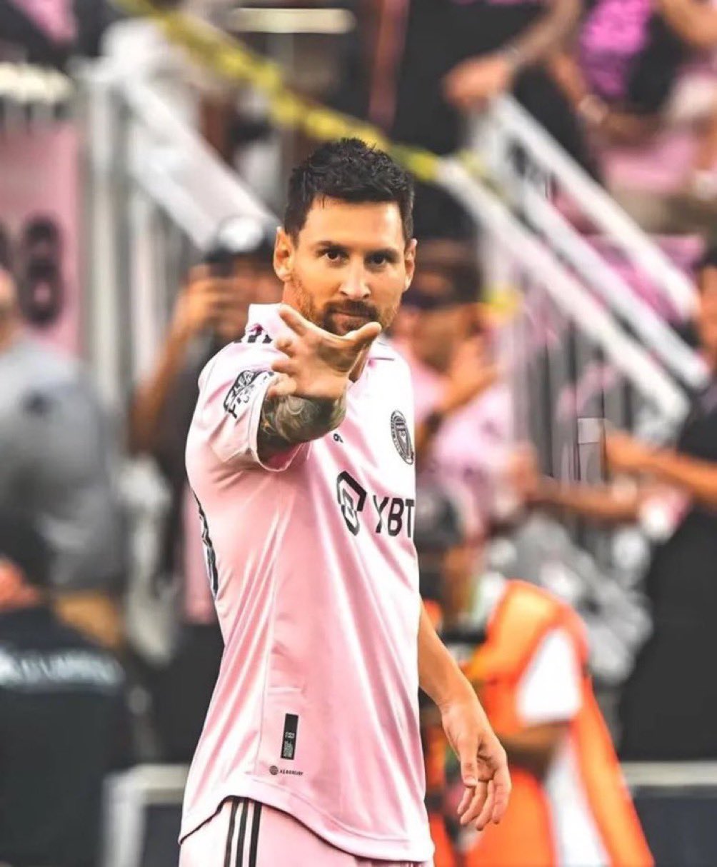 ميسي يرفض المشاركة في برنامج تلفزيوني بسبب لاعب سابق لليفربول