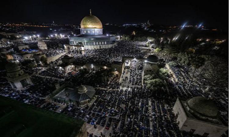 قوات الاحتلال "الإسرائيلي" تمنع المصلين من أداء صلاة التراويح في أحياء القدس