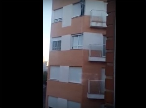 بالفيديو:نسي المفتاح فحاول دخول شقته متسلقا من السطح !!