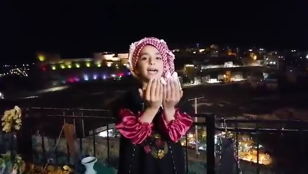الطفلة زين الطراونه تحتفل بطريقتها بحفل سمو الأمير حسين من إطلالة قلعة الكرك ..  فيديو 