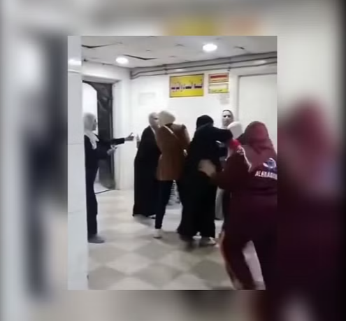  فيديو يوثق لحظة اعتداء ذوي مريض على طاقم طبي في احدى المستشفيات بمصر 