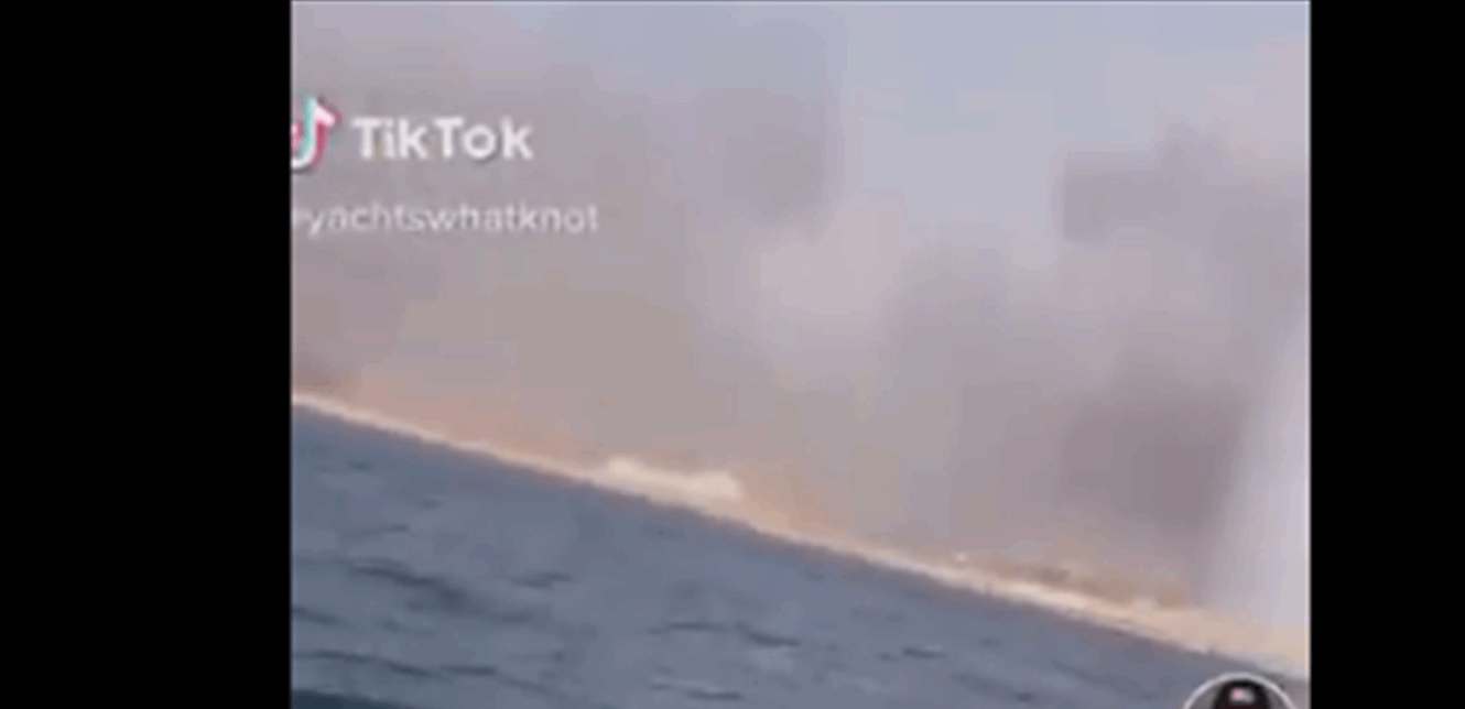 بالفيديو  ..  كانا أول من صوّر انفجار المرفأ على الـ"jet ski" ..  ردة فعلهما أنقذتهما من موت محقق  ..  لقطات مرعبة!