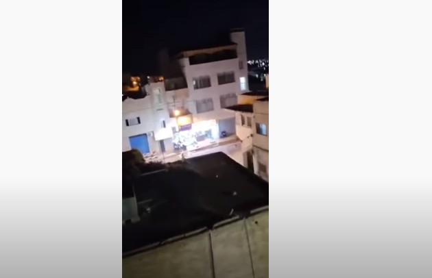 بالفيديو ..  اربد : حرق منزل وتوقيف عدد من الأشخاص إثر مقتل عشريني ببلدة نعيمه 