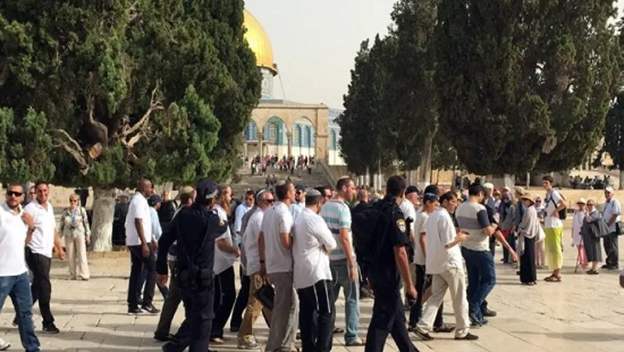 عشرات المستوطنين المتطرفين يقتحمون الأقصى بحراسة مشددة من شرطة الاحتلال