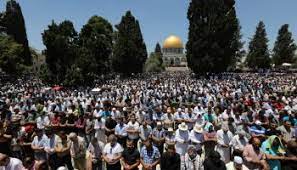 رغم تشديدات الاحتلال ..  40 ألف فلسطيني صلوا الجمعة بالأقصى