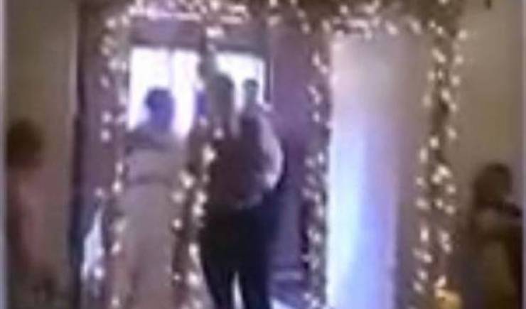 بالفيديو ..  موقف محرج لعروس لحظة دخولها قاعة حفل زفافها