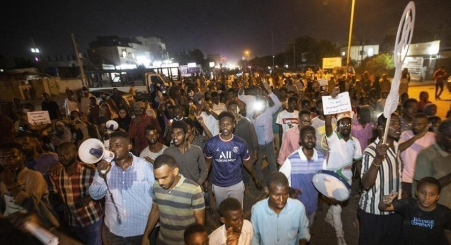 السودان ..  مظاهرات ليلية بالخرطوم تطالب بالحكم المدني