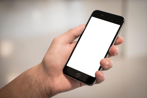 لم تتوقع السبب ..  يجب أن توجهوا شاشة هاتفكم نحو الأسفل