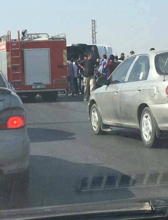 بالفيديو والصور  ..  7 وفيات و اصابة 37 آخرون بانقلاب حافلة في شارع البتراء