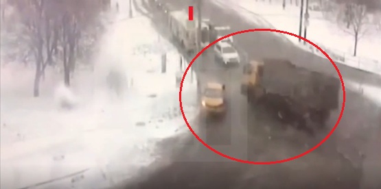 بالفيديو  ..  حادث سير أليم  ..  شاحنة تنقلب على سيارة وتقتل من بداخلها!