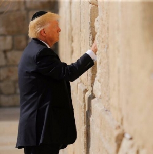 بالفيديو والصور .. ترامب يصلي وابنته تبكي أمام حائط البراق!