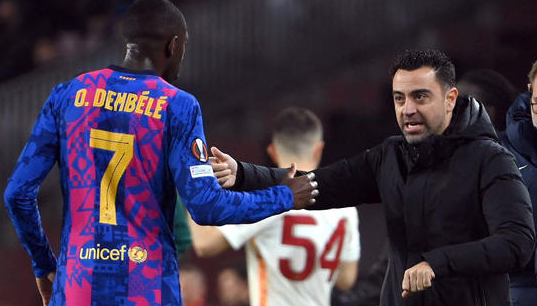 تشافي يورط ديمبلي أمام جماهير برشلونة 