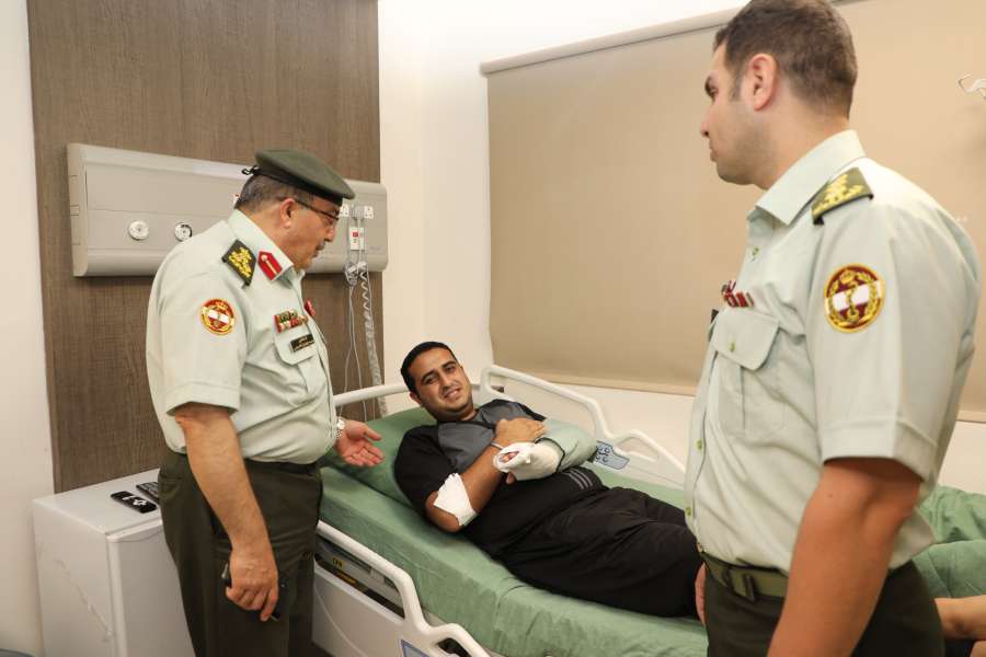 القوات المسلحة تخلي الممرض الذي أصيب خلال عمله في المستشفى الميداني جنوب قطاع غزة  ..  صور 
