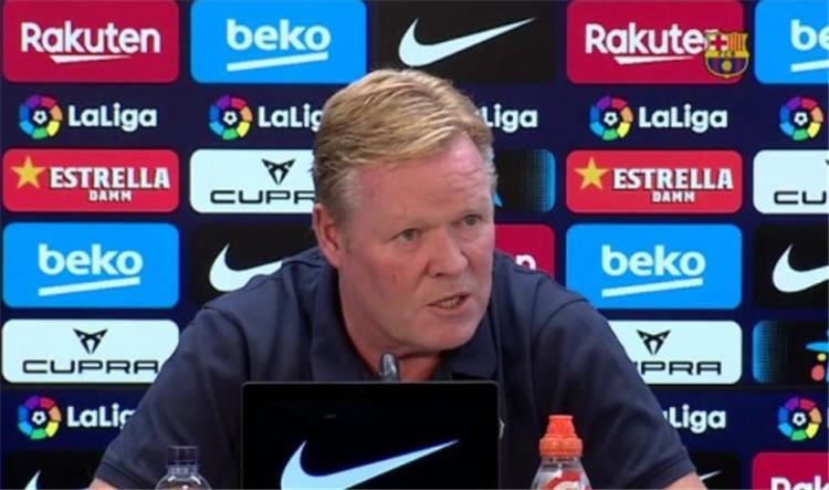 فيديو  ..  تصرف غريب من كومان في المؤتمر الصحفي لمباراة برشلونة وقادش