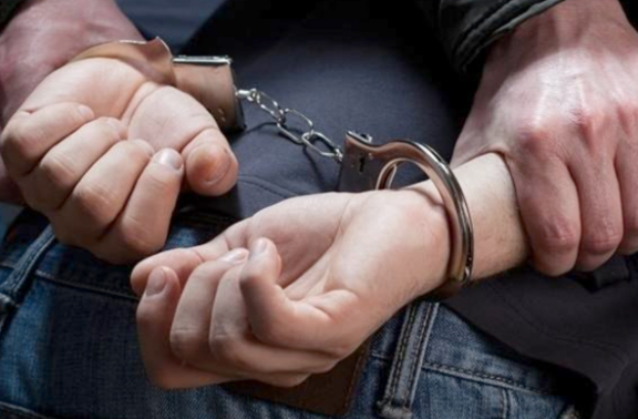 الكويت  ..  ضبط شيخ وطبيب وقيادي في إحدى الوزارات يتاجرون بالمخدرات 