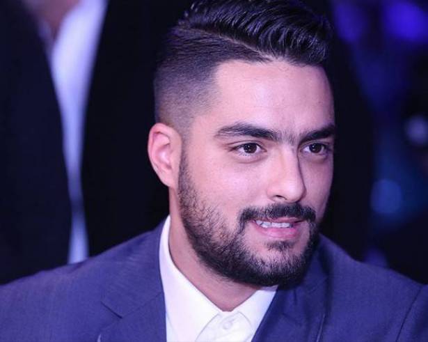 بالصورة ..  حسن الشافعي يثير الجدل بصورة مع زوجته بعيد ميلادها!