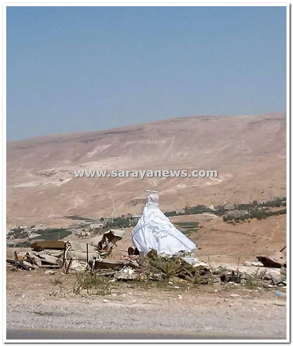 بالصور  ..  الكرك : كومة من الاثاث و فستان عرس" ابيض" ملقاة على جانب الطريق 