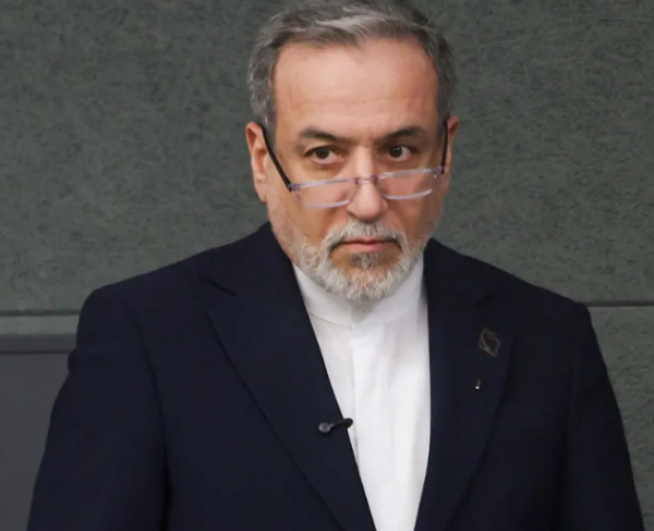 وزير الخارجية الإيراني يطالب ترامب بالاعتذار عن شنّ الحرب