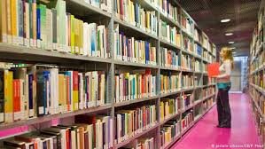 مكتبة جامعية تعاقب أستاذة تأخرت في إرجاع كتب بتغريمها (2250) يورو