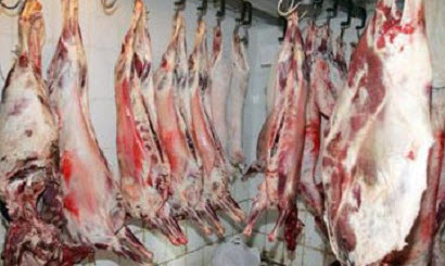 حيتان تبيع لحوم منتهية الصلاحية لتجار صغار لبيعها للمواطنين