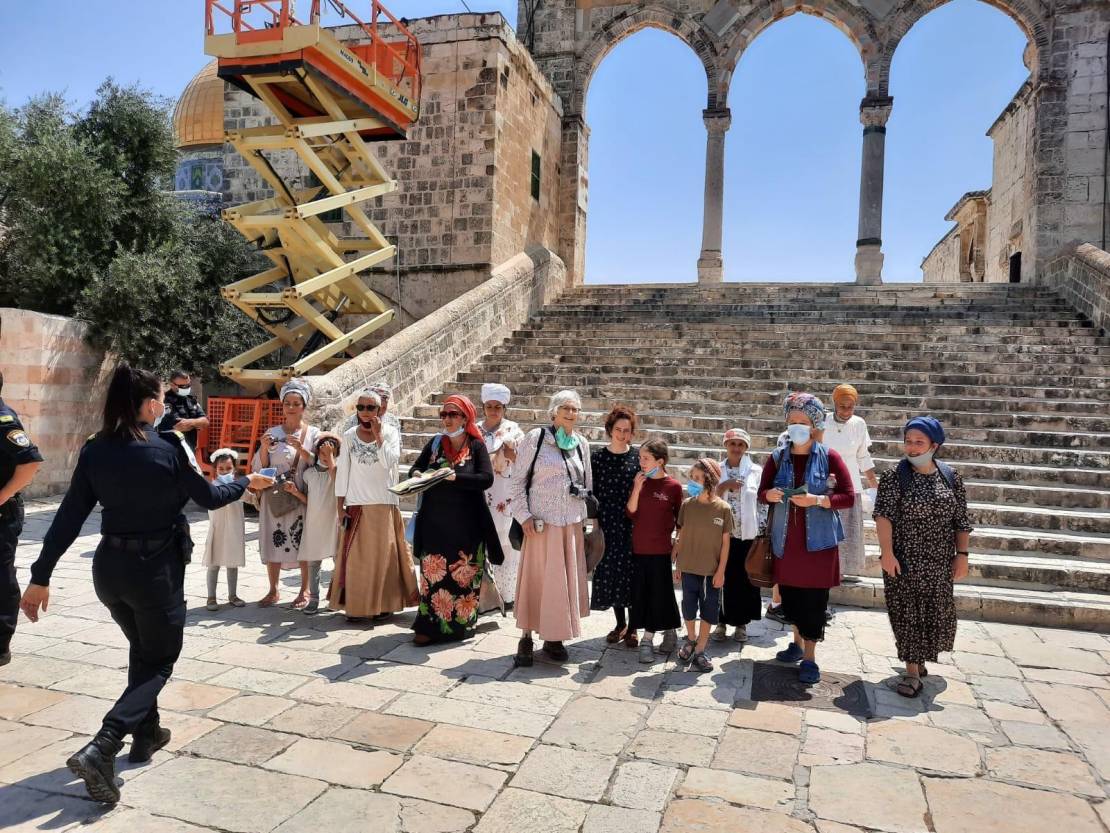 مستوطنون يقتحمون الأقصى والاحتلال يُبعد فلسطينيين عنه
