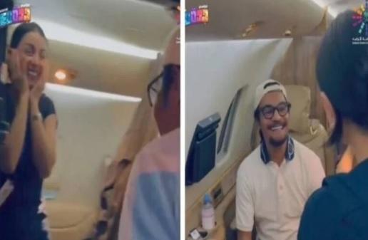 بالفيديو ..  رد فعل مضيفة تفاجأت بصعود الفنان رابح صقر للطائرة