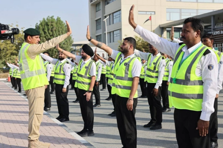 شرطة دبي تدرّب 140 حارس أمن في 35 مدرسة