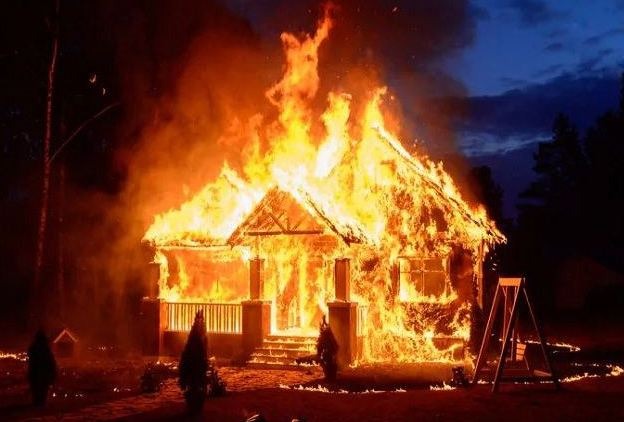 سيدة أردنية تنهار أثناء مشاهدة منزلها يحترق