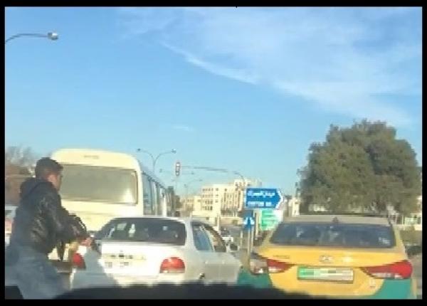 ما قصة المواطن الذي اشهر سلاح الكلاشنكوف بوجه اخر في عمان " فيديو"