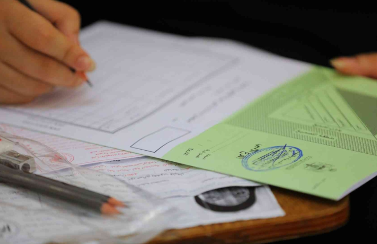 طلبة "التوجيهي" يواصلون التقدم لامتحان الثانوية العامة