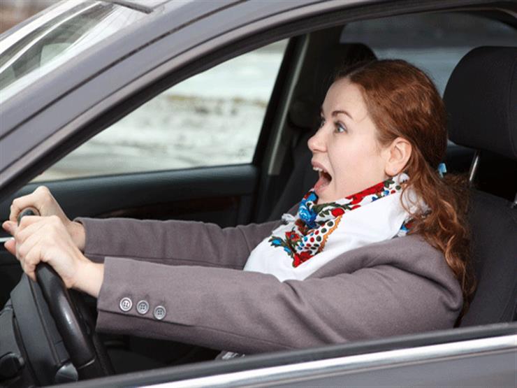 "خطأ شائع" عند إيقاف السيارة اضطراريًا قد يؤدي إلى كوارث ..  احذر منه