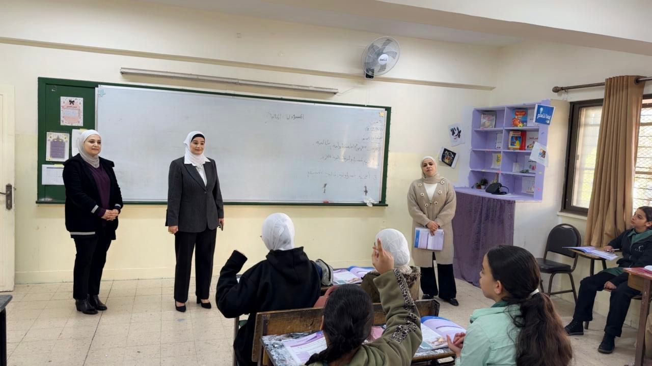 من الطابور إلى الحصة ..  السواريس تتابع تفاصيل المشهد التعليمي في “أم عمارة”