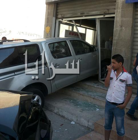 بالصور  ..  مركبة تقتحم محل لبيع الادوات الصحية في رأس العين 