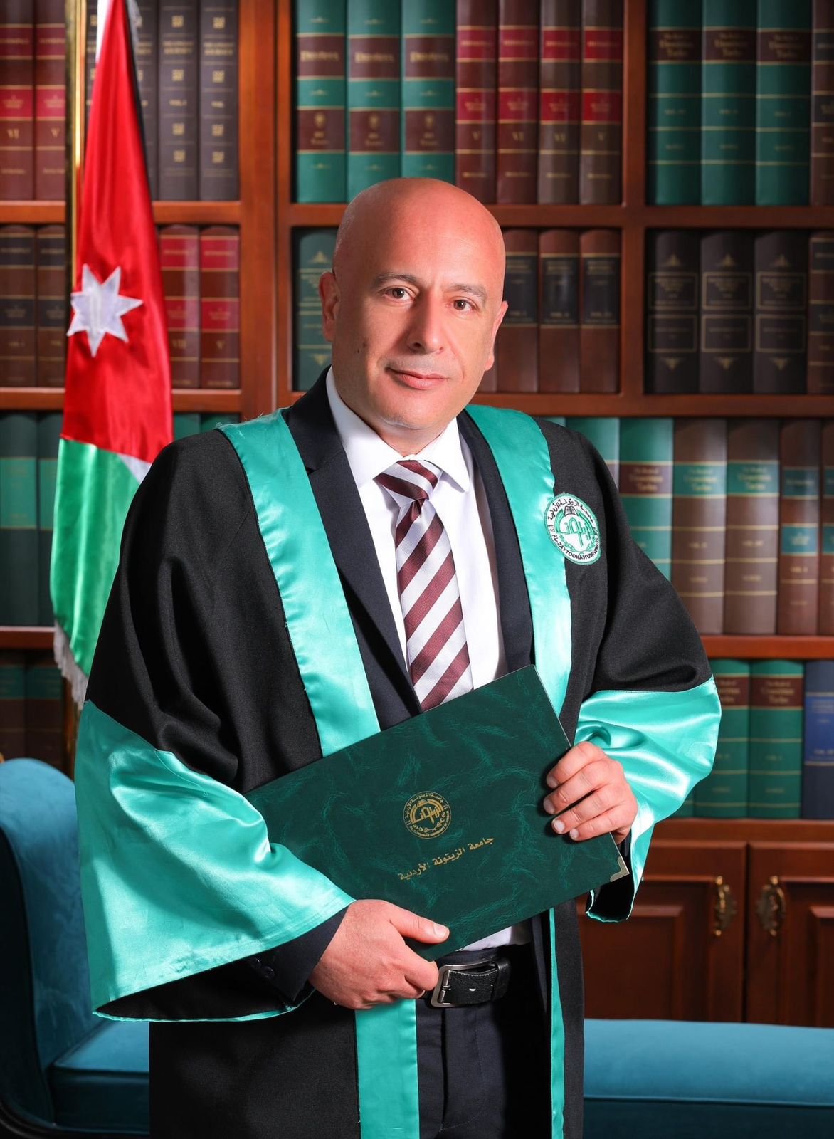 "بين الطب والقانون" ..  الدكتور حازم القرالة مبارك التخرج