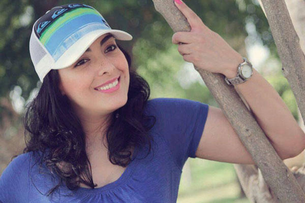 بالفيديو  ..  انهيار ممثلة مغربية بعد تعرضها للتحرش من زميلها  