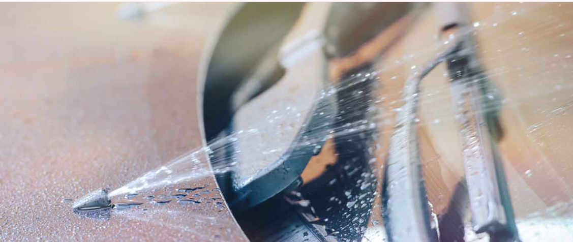 ماء مساحات زجاج السيارة