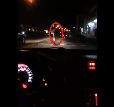 بالفيديو  ..  عمان : بائعة هوى تفاوض زبائنها "اصحاب المركبات الفارهة" علناً في شارع الجاردنز 
